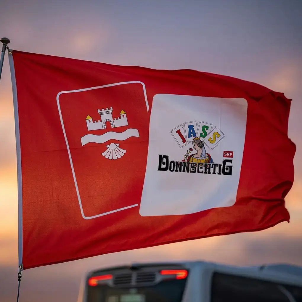 Beckenried Donnschtig Jass Fahne vor Reisebus